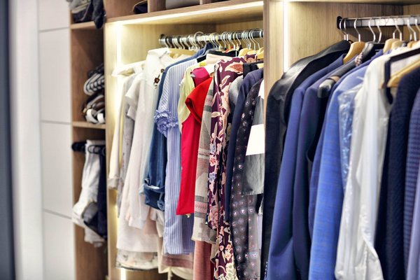 Comment un jeu de simulation de mode pourrait-il permettre aux joueurs de concevoir, de produire et de commercialiser leurs propres lignes de vêtements ?